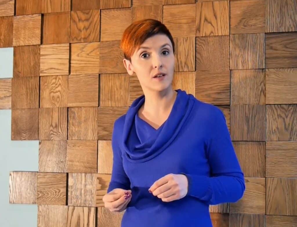 Irena Zajdel na tle sciany z rewniana okladzina w kostke opowiada o 5 bledach podczas remontu