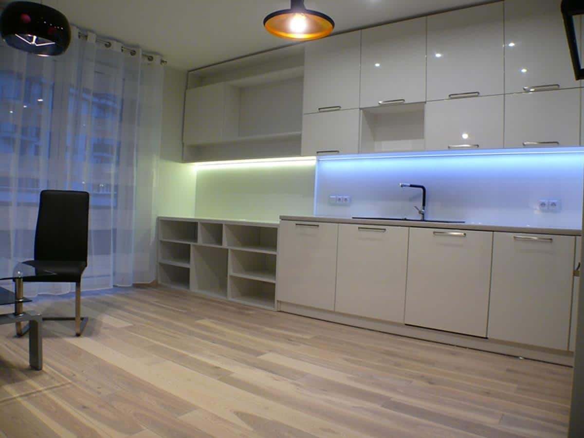Architekt wnętrz - urządzenie salonu z kuchnią