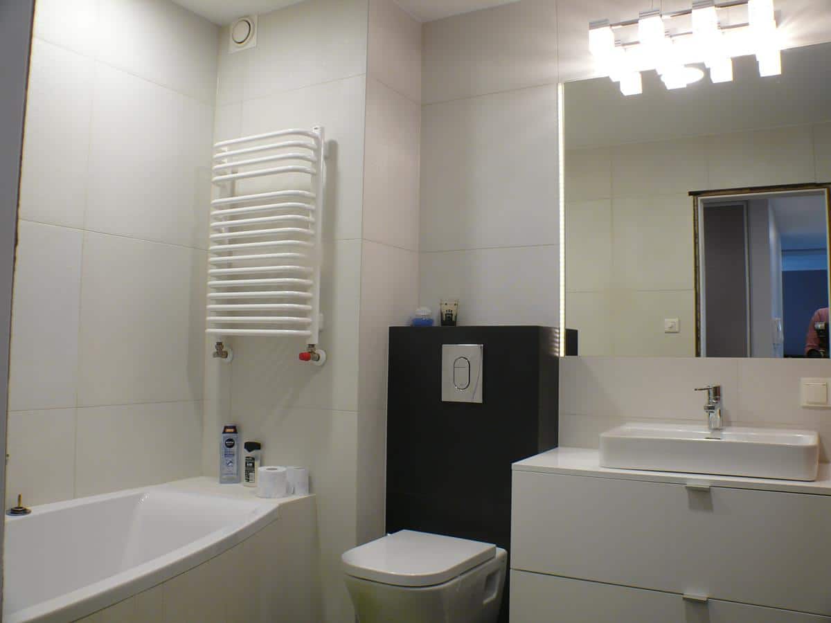 Architekt wnetrz - łazienka w bieli i czerni